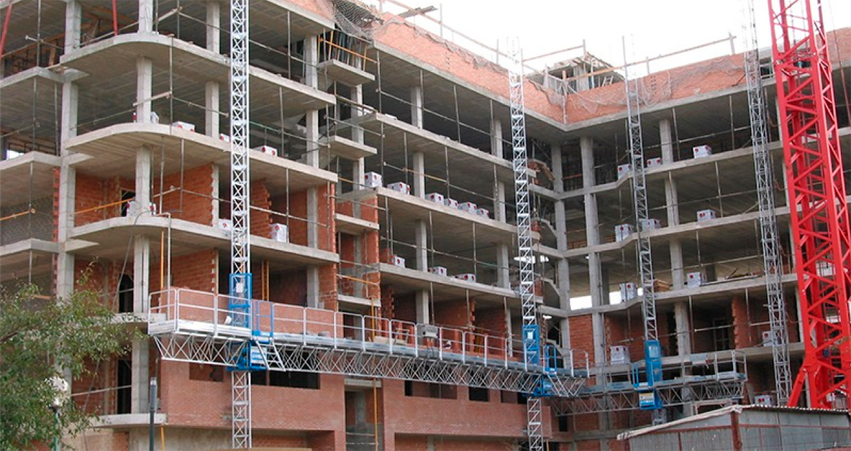 Pioneros en andamios mecanizados que mejoran la productividad de la construcción.